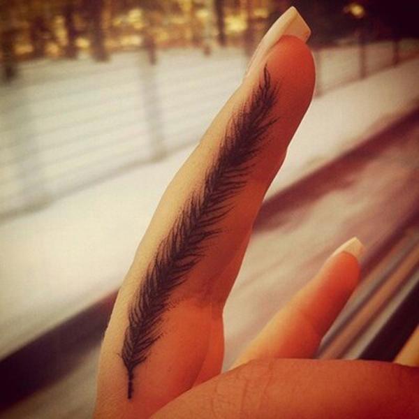Mažo plunksnos piršto tatuiruotė
