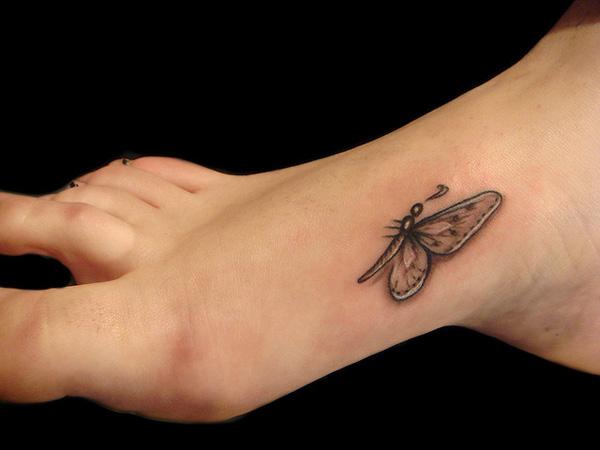 Maža drugelio pėdos tatuiruotė