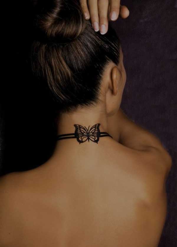 Maža drugelio tatuiruotė ant kaklo