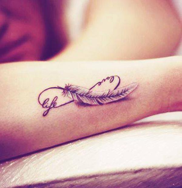 Mažos plunksnos tatuiruotė