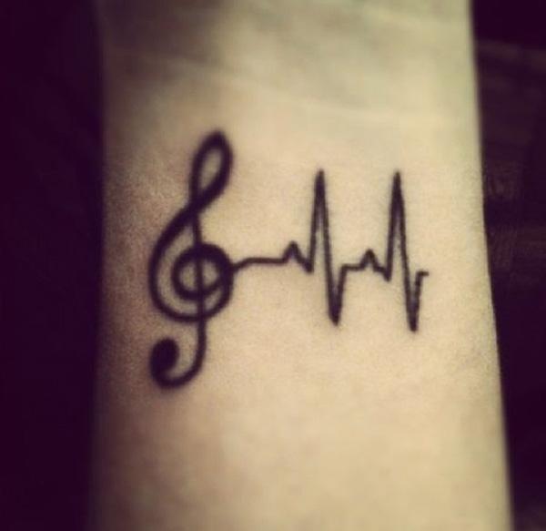 Maža muzikos nata ir širdies plakimo tatuiruotė