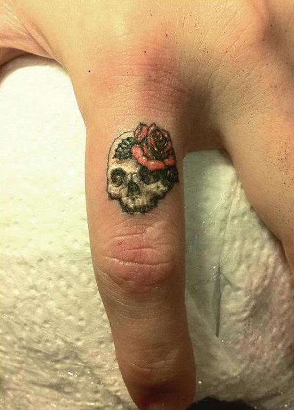 Mažo kaukolės piršto tatuiruotė