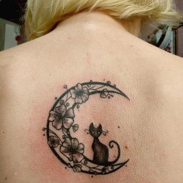 Maža pusmėnulio kačių gėlių tatuiruotė