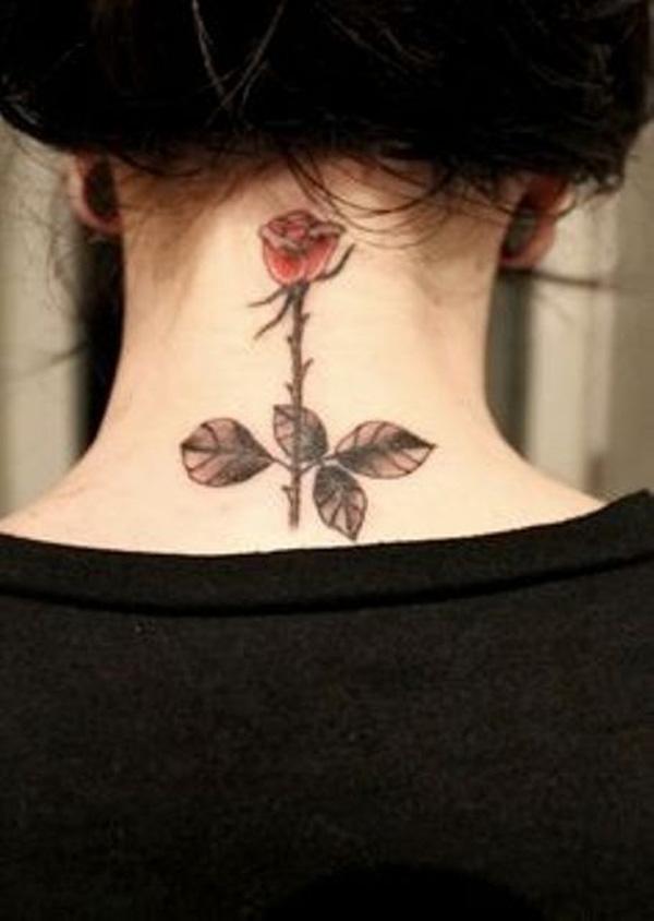Maža rožių tatuiruotė kaklui