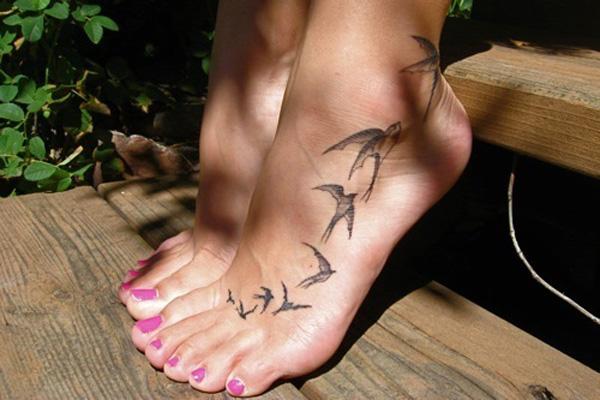 Mažų paukščių pėdų tatuiruotė