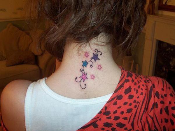 Mažos žvaigždės tatuiruotė ant kaklo