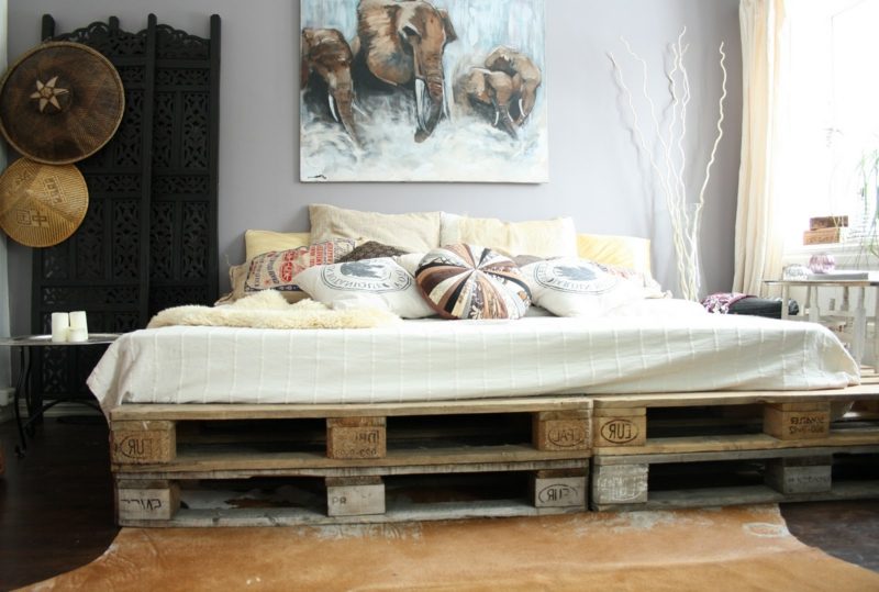 Møbler laget av Euro -paller på soverommet