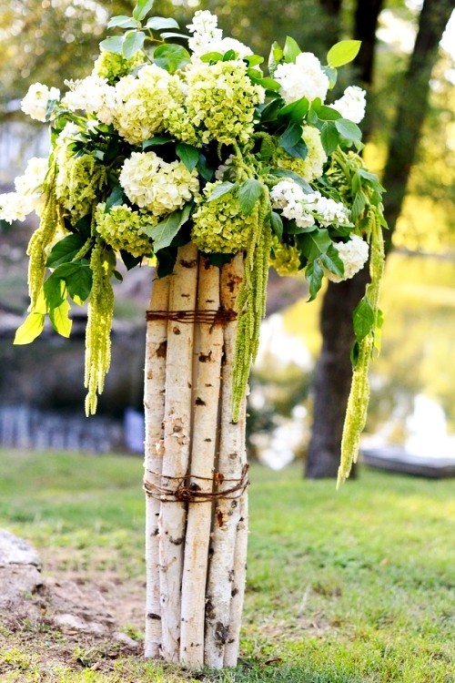 Nápady na skandinávskou výzdobu březové kůry a kmene břízy velká vázová nádoba na svatební výzdobu z řezaných květin