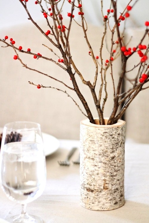 Nápady pro skandinávskou březovou kůru a kmen břízy dekorativní váza z kmene s červenými bobulemi a větvemi