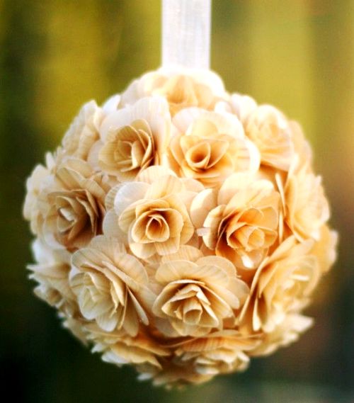 Nápady pro skandinávskou březovou kůru a kmen břízy dekorativní růžová kytice vyrobená z mnoha malých růží z březové kůry