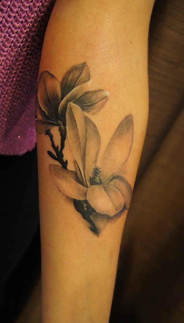 Siyah beyaz manolya çiçeği kol dövmesi