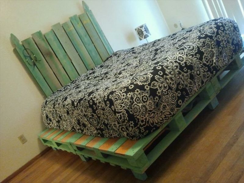 Paletová postel
