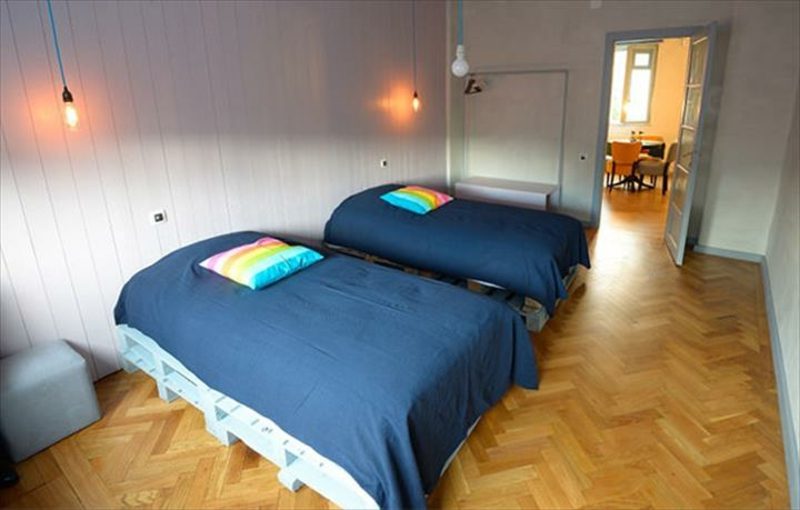 Paletová postel