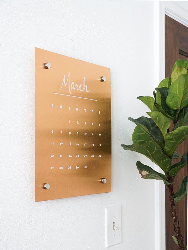 Stilig organisering: kalender i kobberfarge som veggdekorasjon