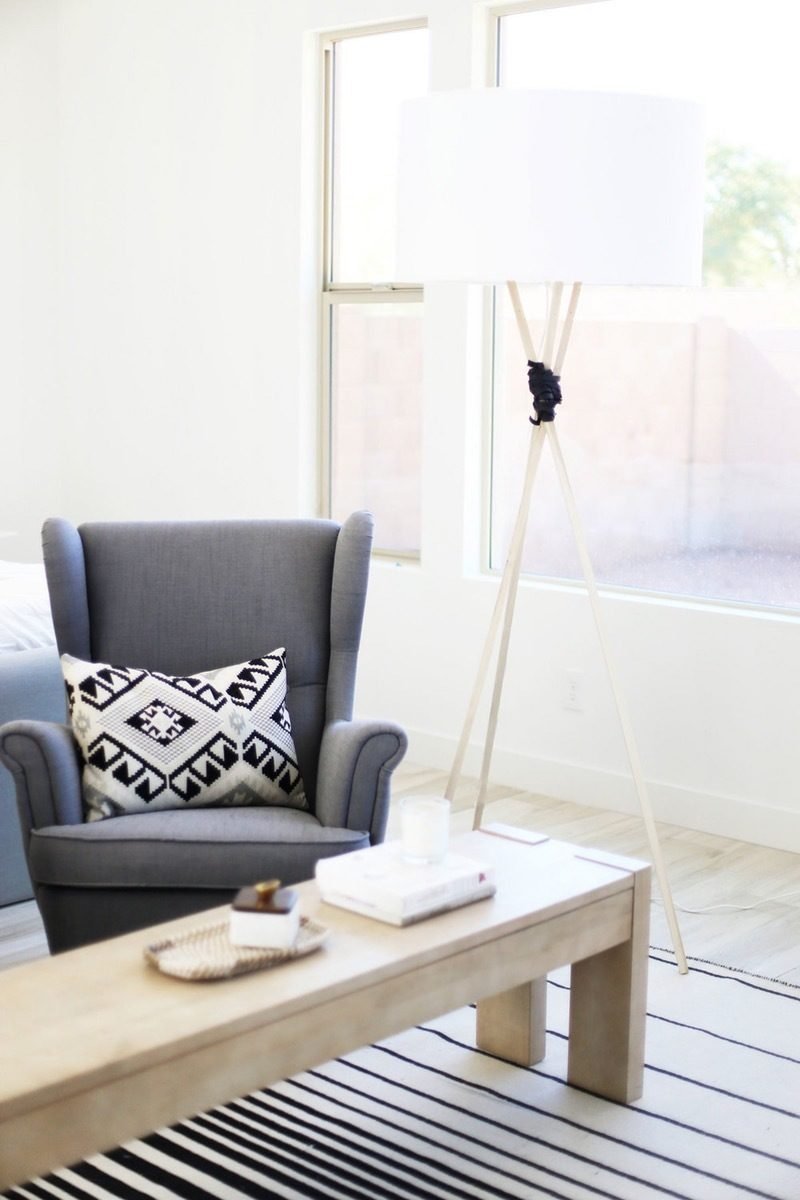 Design stuen: Kombiner møbler i stuen med dekorasjon