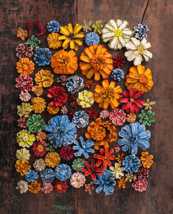 רעיונות למלאכת יד של סתיו עם אצטרובלים פרחים צבעוניים העשויים מקונוסים
