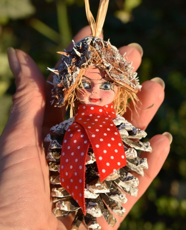 רעיונות למלאכת יד בסתיו עם בובת פיות בובות אצטרובלים העשויים מקונוסים וחרוז עץ