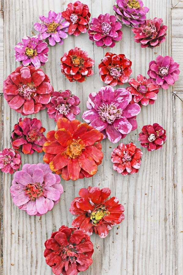 רעיונות למלאכת יד של סתיו עם פרחי אצטרובל העשויים מחתיכות חרוט אורן אדום וסגול