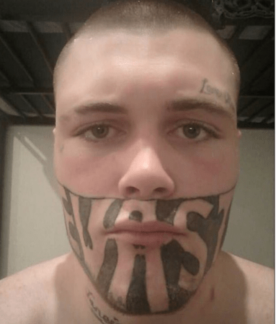 Būdamas 19 metų Markas Croppas iš Naujosios Zelandijos paskelbė antraštes dėl šokiruojančios veido tatuiruotės, kurią jis uždirbo atlikdamas laiką kalėjime. Vyras pravarde