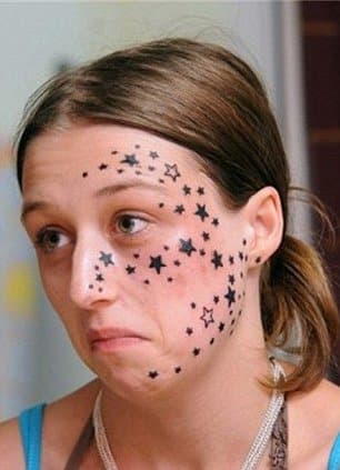 2009-aisiais 19-metė moteris iš Belgijos melavo savo šeimai ir žiniasklaidai sakydama, kad ji įėjo į parduotuvę, norėdama ant veido gauti tris mažas žvaigždes, tačiau užmigusi po adata menininkė pridėjo 56 tatuiruotes . Vlaminckas praleido trejus metus ir daugiau nei 13 600 USD, kad pašalintų rašalą.