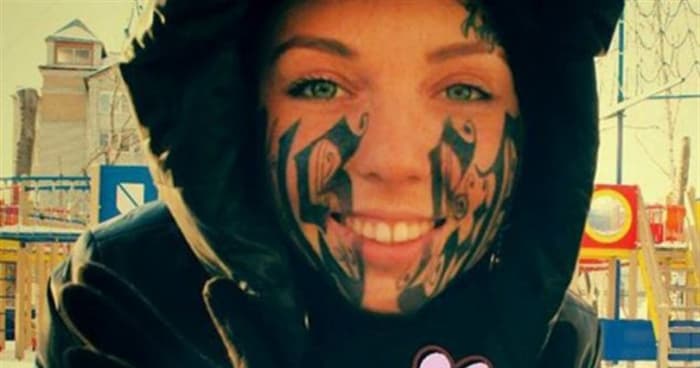 Toumaniantzas iš Saransko, Rusija, sulaukė dėmesio, kai leido jos vaikinui vieną dieną ištatuiruoti savo vardą ant veido. Įdomus faktas: ta pati menininkė, kuri išsitatuiravo veidą, taip pat atsakinga už liūdnai pagarsėjusį žvaigždžių tatuiruočių fiasko!