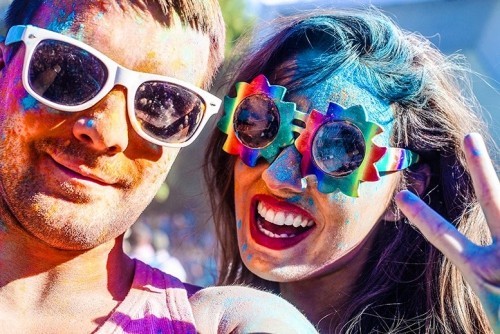 První rande nápady holi festival barev