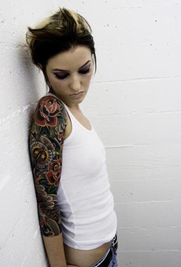 Spalvota tatuiruotė moterims su rankovėmis