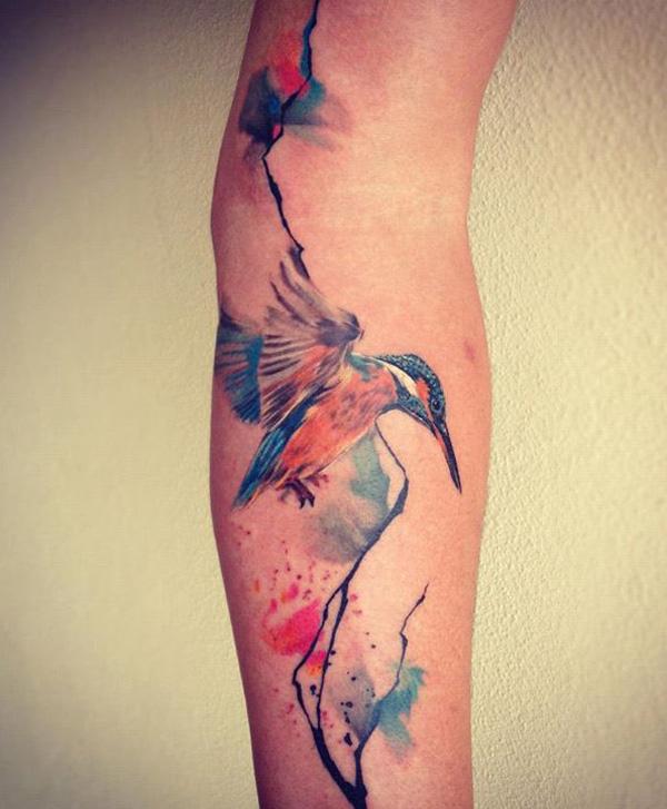 Kolibrio tatuiruotė akvarelės stiliumi ant rankos