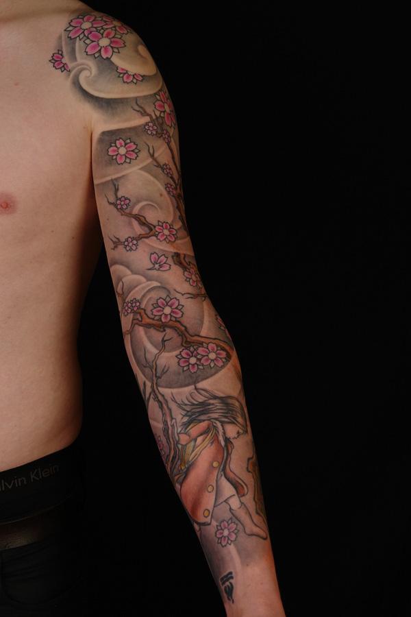 Mažos mergaitės ir vyšnių žiedų tatuiruotė