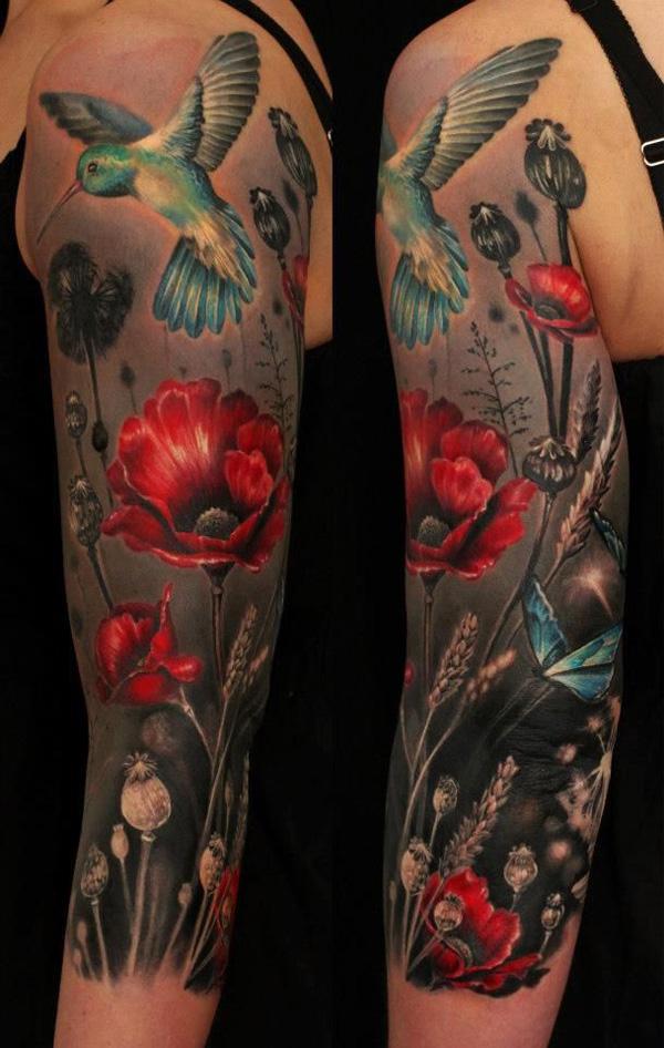Spalvinga kolibrio drugelio ir aguonų tatuiruotė moterims