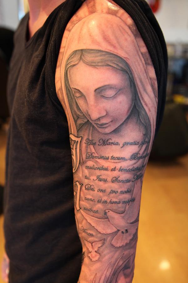 Mergelės Marijos ir Biblijos eilutės rankos tatuiruotė