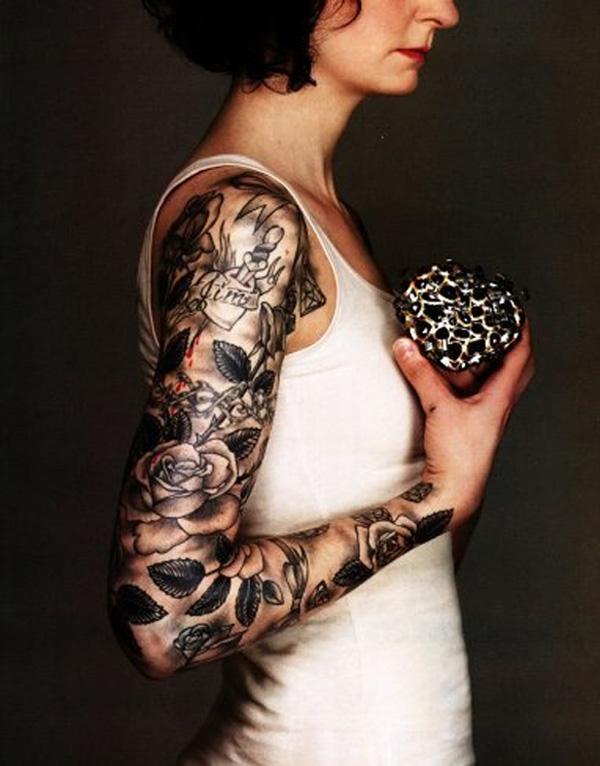Sudėtinga rožių tatuiruotė moterims su rankovėmis