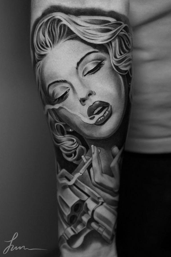 Kerinti moters portretinė pilkos spalvos tatuiruotė ant vidinės dilbio dalies