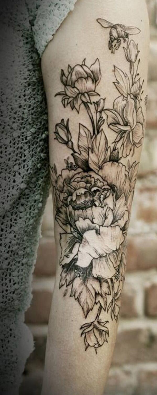 Bičių ir bijūnų rankovių tatuiruotė pilka spalva moterims