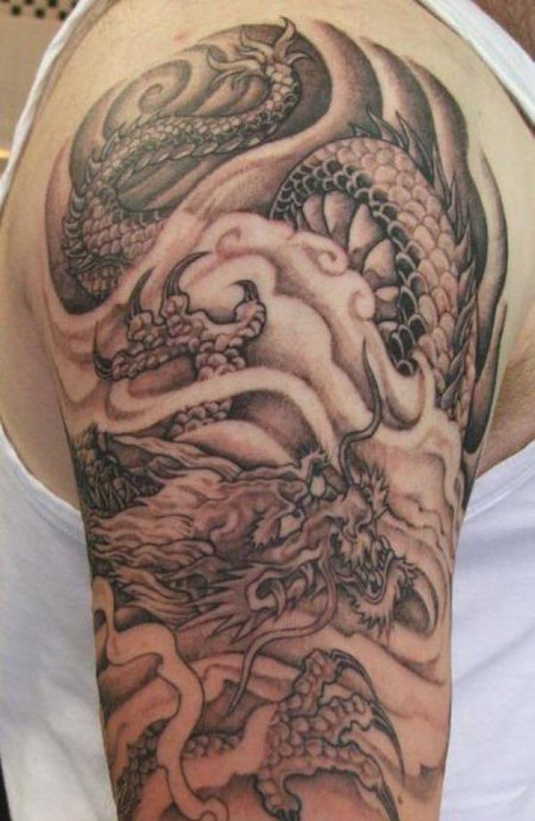 Drakono ir debesies tatuiruotė vyrams ant viršutinės rankos