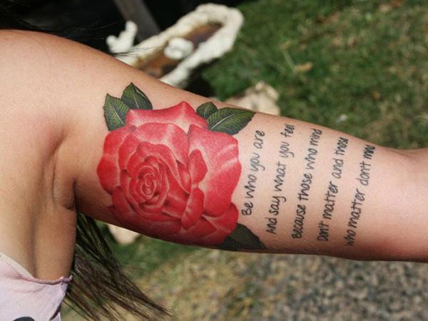 Raudonos rožės ir meilės scenarijų tatuiruotė ant vidinės bicepso tatuiruotės moterims