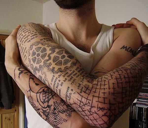 Sudėtinga tatuiruotė rankovėmis su įmantriais raštais ir įspėjamaisiais ženklais vyrams