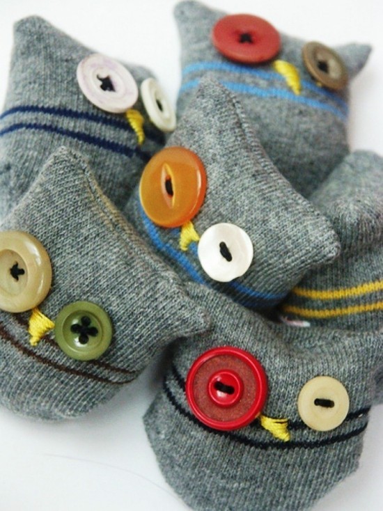 60 høstideer for å lage søte ugler laget av sokker med knapper
