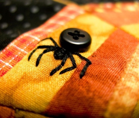 60 høstideer for håndverk med knapper halloween dekorasjon med edderkopp
