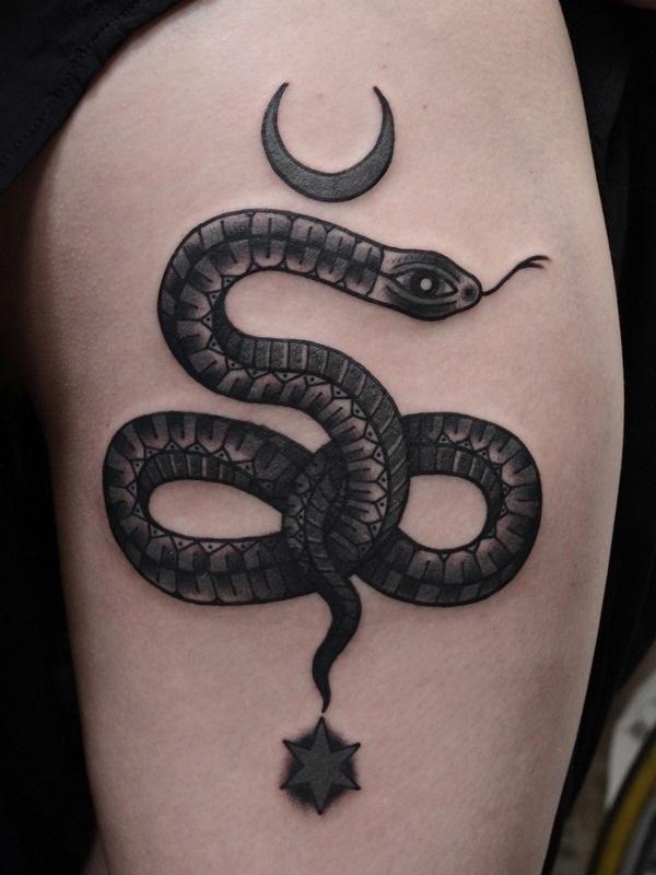 Gyvatės tatuiruotė ant šlaunies
