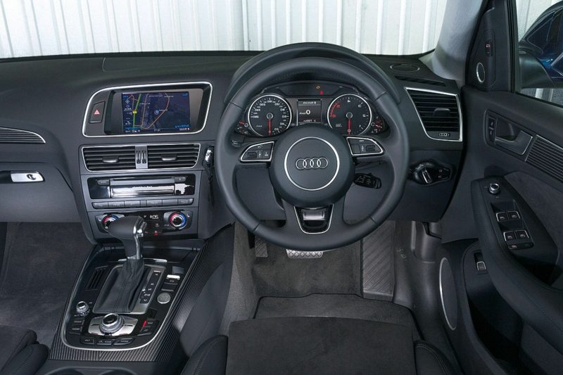 nadržená auta interiér Audi Q5