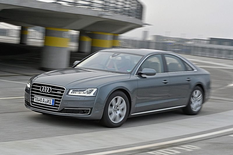 nadržená auta pohled zepředu na Audi A8