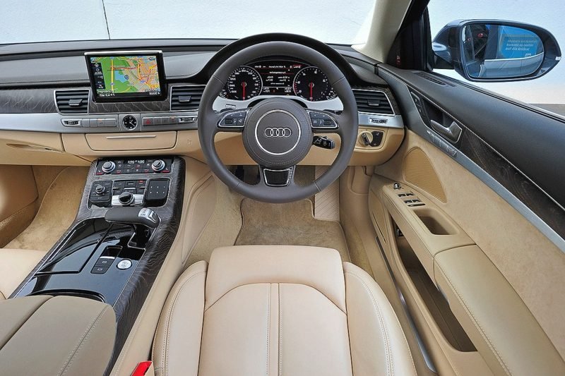 καυλιά αυτοκίνητα Audi A8 εσωτερικό