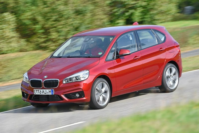 δροσερό αυτοκίνητο BMW 218d Active Tourer μπροστινή όψη