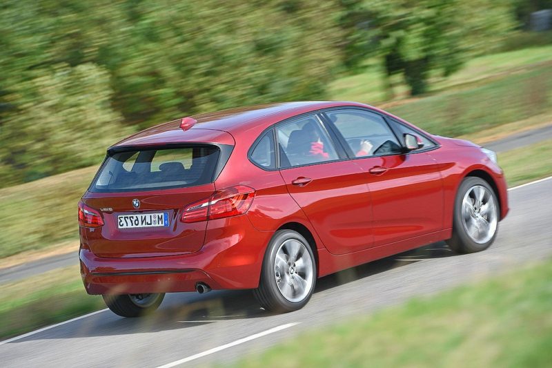 nadržená auta Pohled zezadu na BMW 218d Active Tourer