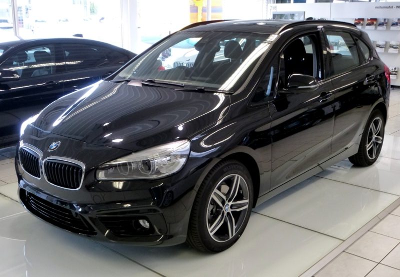 מכונית ספורט גרמנית BMW Active Tourer שחורה