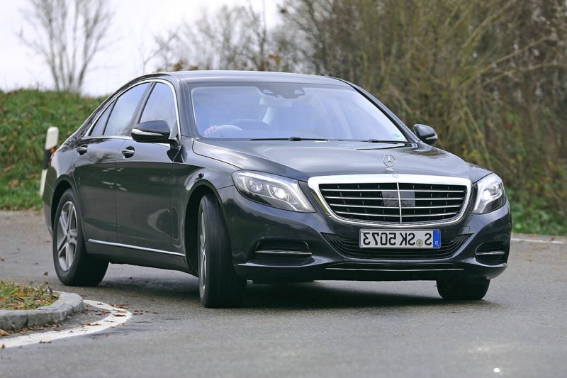 Sportovní vůz Mercedes S 500 čelní pohled