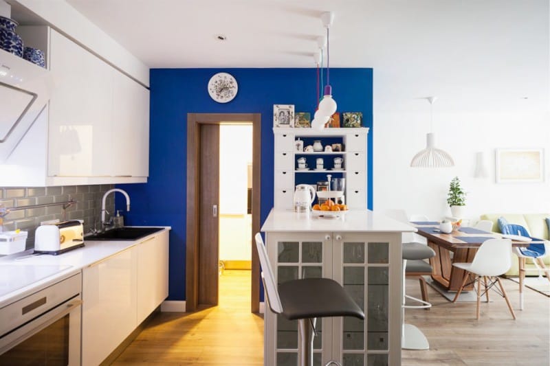 „Gzhel“ virtuvės interjere skandinaviško stiliaus