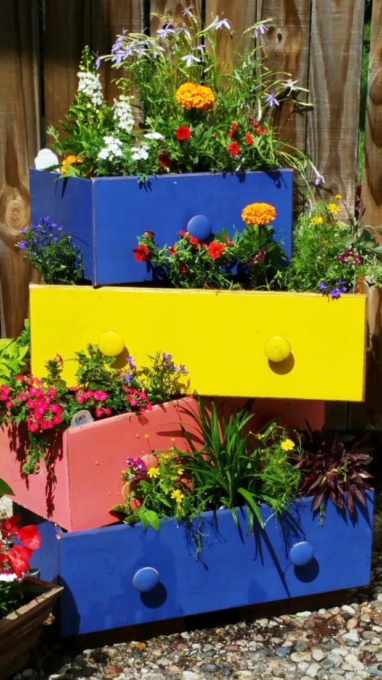 70 ανακυκλωμένα κιβώτια λουλουδιών DIY για μπαλκόνια και κουφώματα με έντονα χρώματα