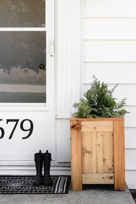 70 DIY κουτιά λουλουδιών για μπαλκόνια και παράθυρα ψηλό ξύλινο κουτί με φτέρη δίπλα στην πόρτα